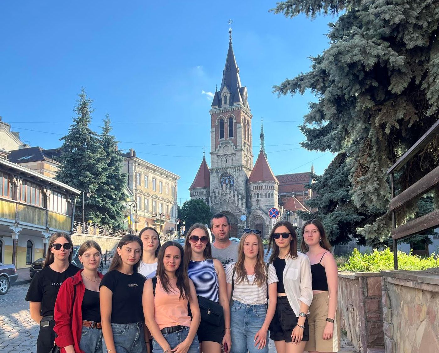 Група студентів у центрі Чорткова